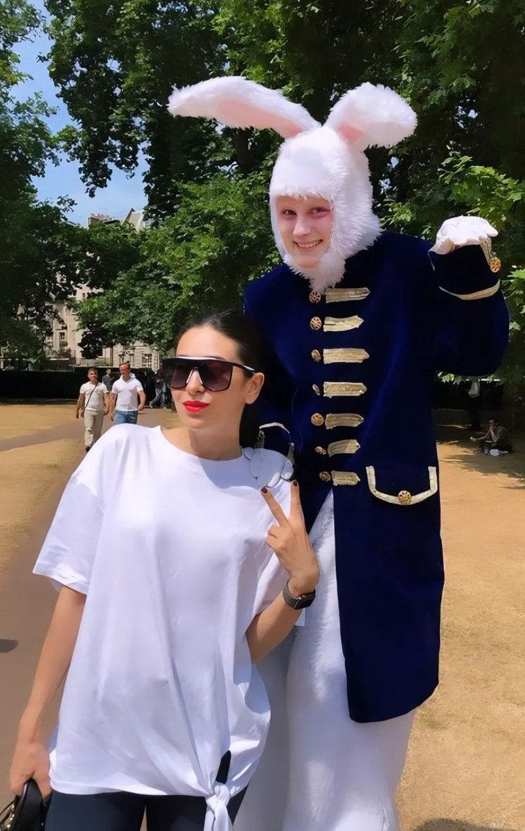 Masti Time...😍😘🐰
#KarismaKapoor 💖💓