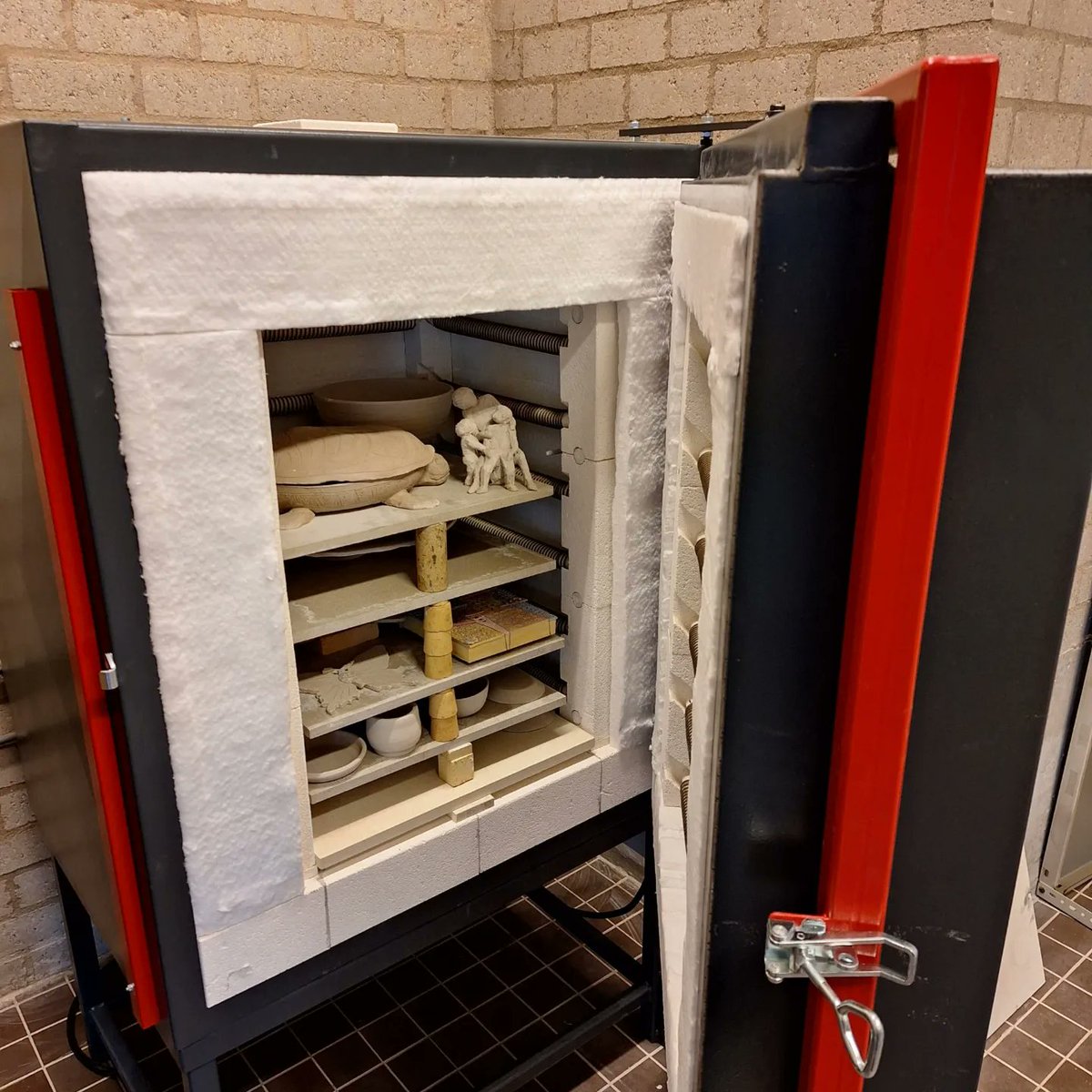 Afgelopen week is er een nieuwe oven geleverd voor onze keramiekgroep 🥳🥳🥳 Na 40 jaar trouwe dienst was het tijd voor een upgrade 💫. #keramiek #nieuweoven #creativiteit #upgrade #kubuslelystad