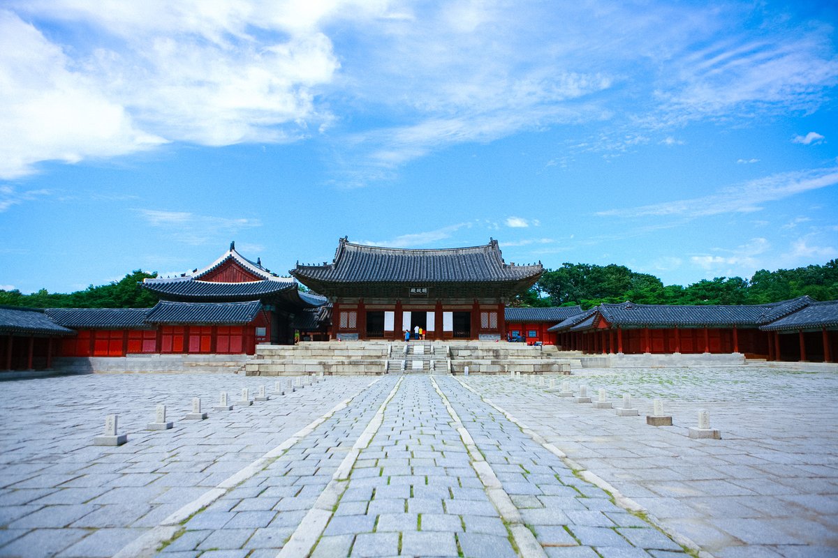 A single pass that lets you enter the Royal Palaces and Jongmyo Shrine without limit! Enjoy all beauty of the palaces for 9 days! 📷Travel news: bit.ly/3Jewwug 📸Photo by: bit.ly/49K1bdL #visitkorea #koreatravel #Palace #historytrip