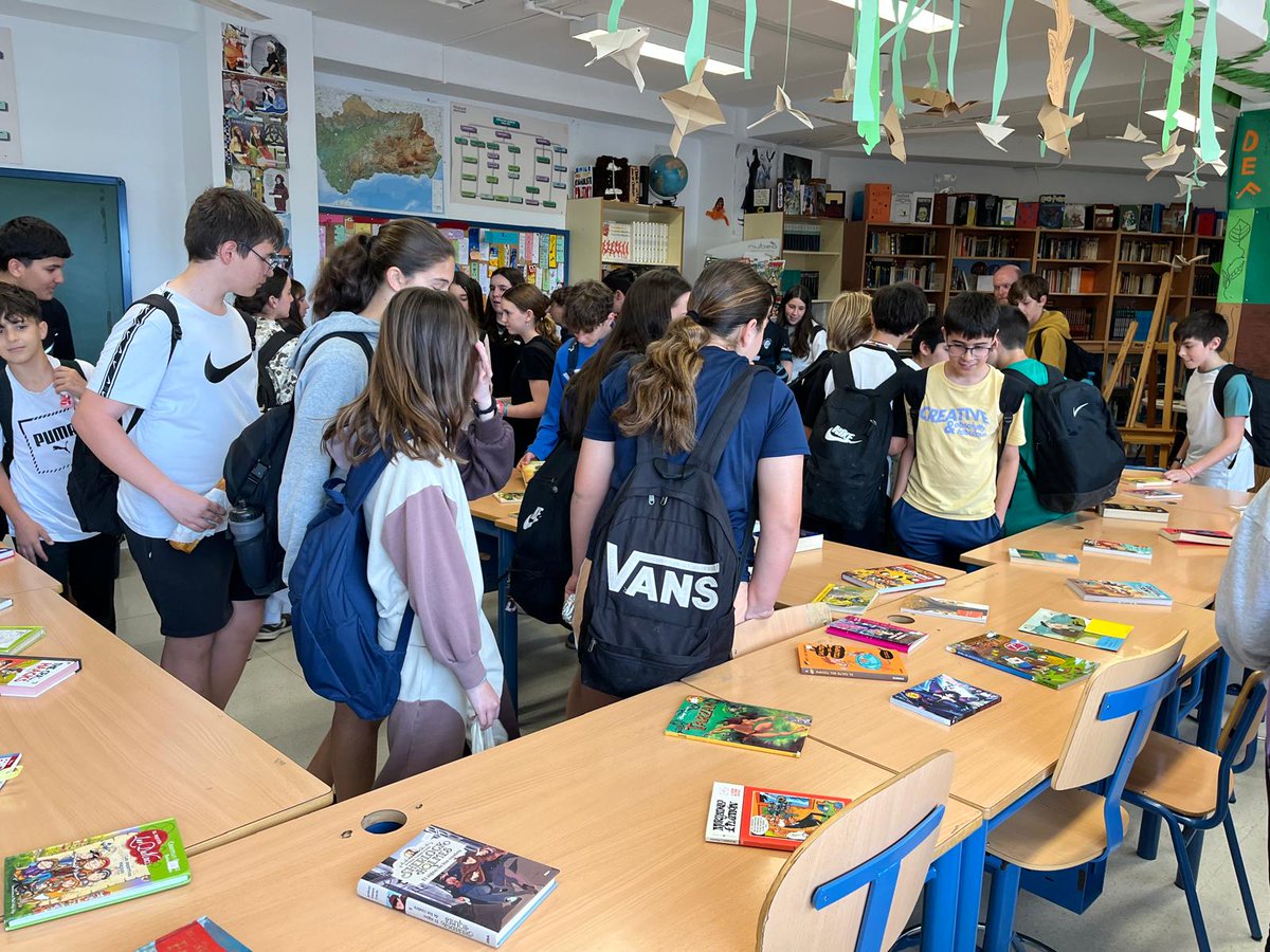 iesmm's tweet photo. I Salón del Libro Usado.
Celebrado en nuestra biblioteca el viernes 19 de abril, con motivo del Día del Libro. Lectores y lectoras de 1º y 2º de ESO aportaron sus libros usados con una dedicatoria en inglés, y además participaron en una exposición de marcapáginas multilingües. https://t.co/xoR0eFarYr