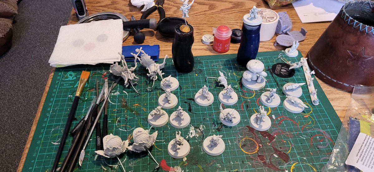 BowlNe1's tweet photo. Here we go, we have 1 gnome team, 2 Shop of Horrors trees, 1 Rodney, 1 Rowena and a random mushroom all ready and primed. Can we get them painted in the 2 days I have off work? Considering I've never fully finished a blood bowl team, who knows - TheCowDaddy #2DayChallenge https://t.co/baxazYlnKJ