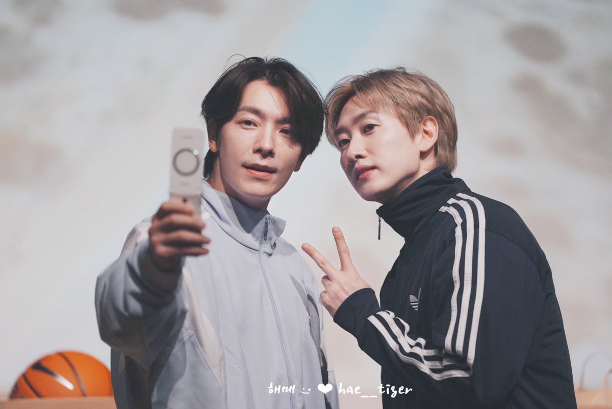 - ̗̀𖤐
｜AM簽售｜

你們兩個真的是孩子吧🥹🥹🥹
好好照顧身體啦～

#leedonghae #이동해 #동해  #DEparture
#superjunior #슈퍼주니어 #東海 #李東海 #李东海 #簽售
#leehyukjae #이혁재 #혁재 #superjunior_dne #ode #애니 #elf
#superjunior #슈퍼주니어 #赫宰 #李赫宰 #은혁 #銀赫