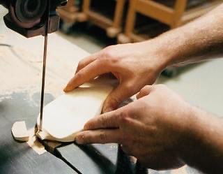 . 【Production of the Wooden Soles】 トリッペンのウッドサンダルは、アルダー、ブナ、ポプラなどの木材を使用しており、1点1点職人の手により作りだされた彫刻です。どの木材を使用するかは、デザインの性質によって決められます。 #trippen #トリッペン #trippenshoes #trippenwood #木靴