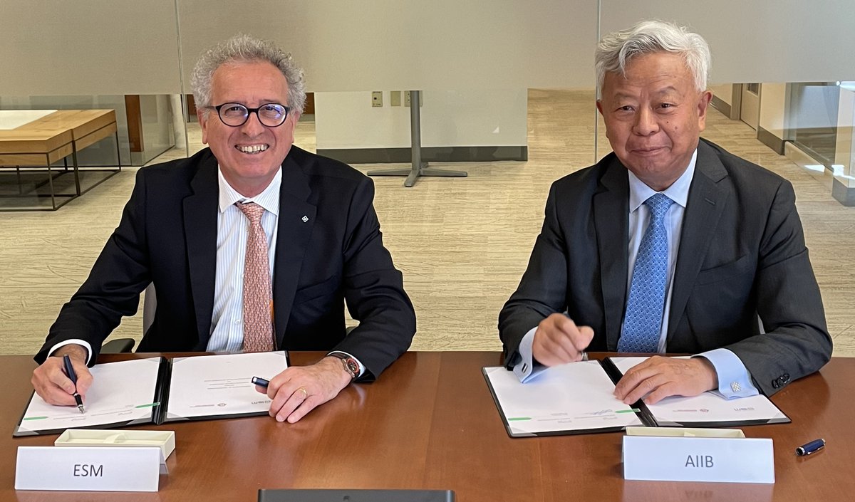 ESM MD @pierregramegna and @AIIB_Official President Jin Liqun renewed and updated the MoU between both institutions in Washington, D.C. The MoU outlines a framework for continued cooperation, enabling the sharing of expertise and experience Press release ow.ly/6kYb50RkQvw