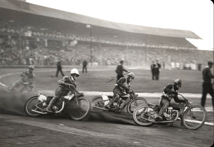 MiniMaxMan's tweet photo. A prime example of how past tracks with lots of dirt on IS spectacular. Compare that to a sterile modern day photo with no plumes of dirt being blasted out, which one portrays the thrill and speed, triggers interest and sells the sport more? #Detune #MoreDirt https://t.co/BxLV7PTXAt