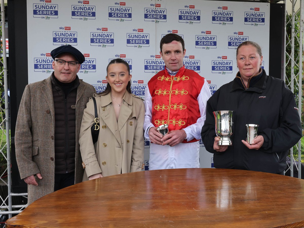 📷 We were honoured to be represented by @AllanDickson13 and his daughter, Liv, at the first meeting of the @SkyBet #SundaySeries at @MusselburghRace this weekend, as they presented the winner of the 𝘾𝙪𝙧𝙚 𝙇𝙚𝙪𝙠𝙖𝙚𝙢𝙞𝙖 𝘽𝙧𝙞𝙩𝙞𝙨𝙝 𝙀𝘽𝙁 𝙉𝙤𝙫𝙞𝙘𝙚 𝙎𝙩𝙖𝙠𝙚𝙨 with