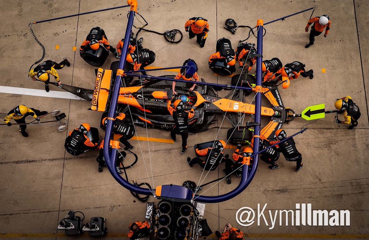 Stunning photo from @KymIllman of @McLarenF1 ‘s pitstop of @OscarPiastri at the #ChineseGP