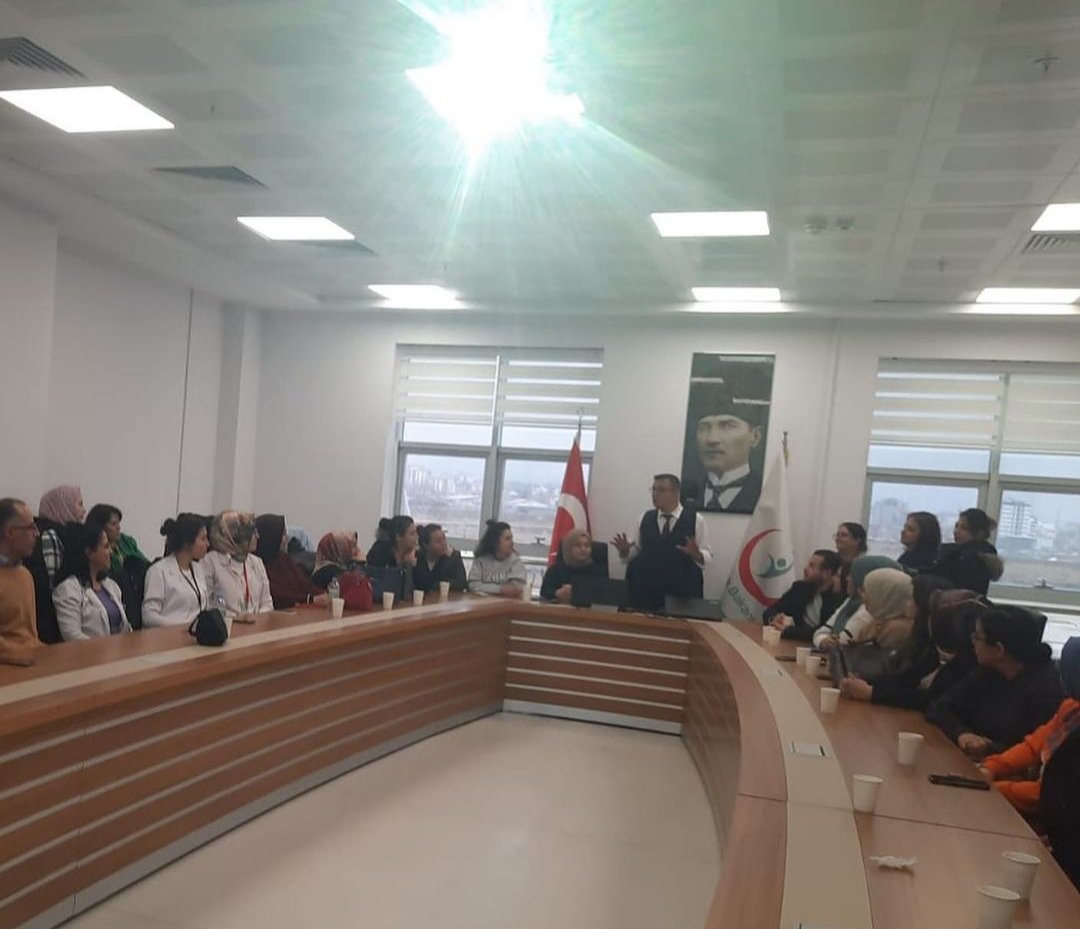 Aksaray Üniversitesi ve Sağlık İl Müdürlüğü işbirliğiyle düzenlenen eğitim programı, Aksaray Eğitim ve Araştırma Hastanesi personeline etkili iletişim ve beden dili konularını içerdi. AksaraKariyer Merkez Müdürü Seyfullah Gümüşok, katılımcılara teşekkürlerini iletti.