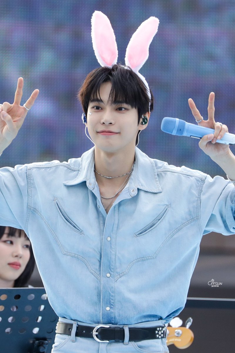 Offgun_2004's tweet photo. 240422 🐰🎤🍀💖

#DOYOUNG #도영 #청춘의포말
#DOYOUNG_청춘의포말
#DOYOUNG_청춘의포말_YOUTH https://t.co/7dHfdnCbeA