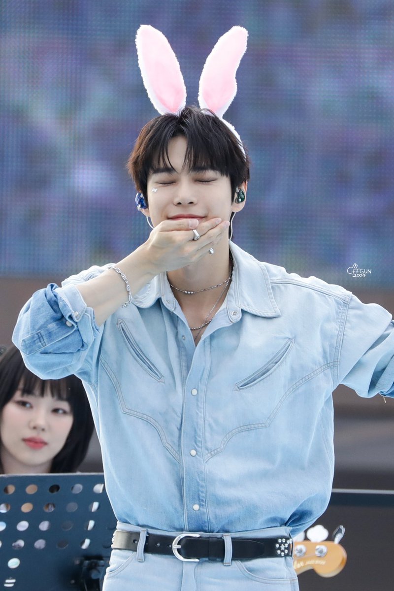 240422 🐰🎤🍀💖

#DOYOUNG #도영 #청춘의포말
#DOYOUNG_청춘의포말
#DOYOUNG_청춘의포말_YOUTH