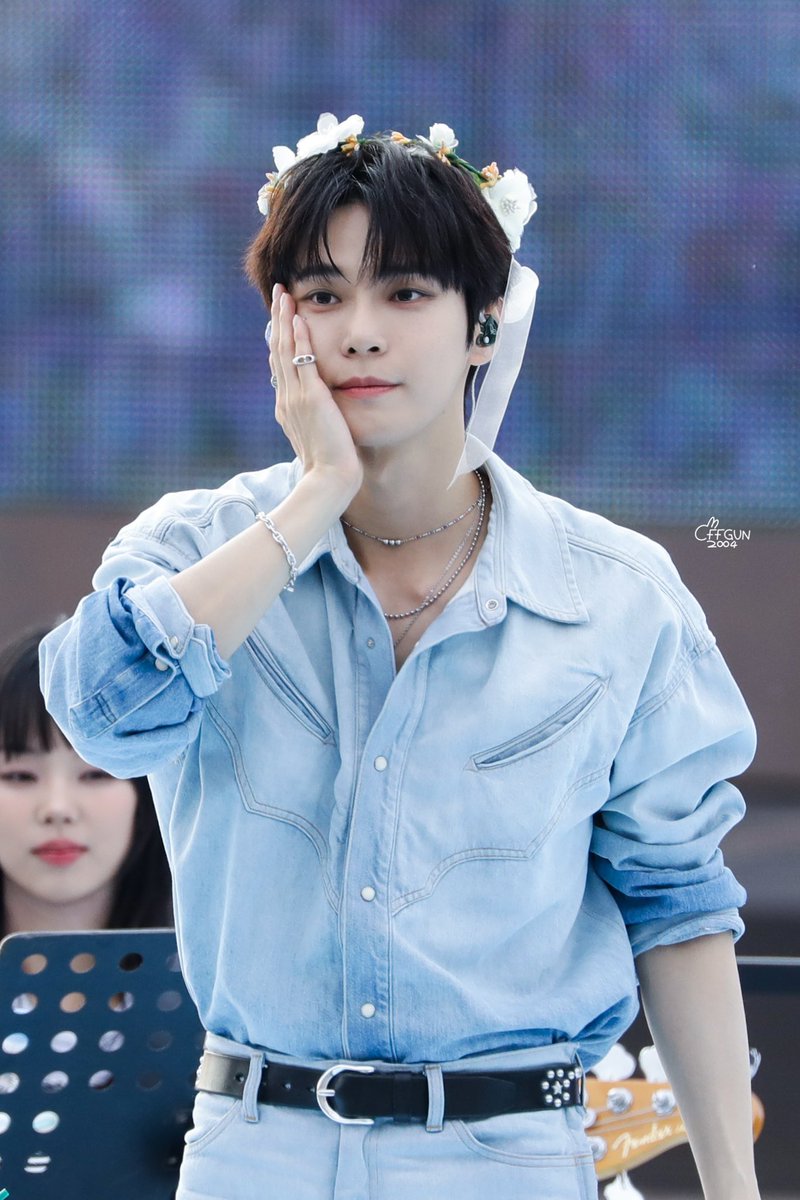 Offgun_2004's tweet photo. 240422 🐰🎤🍀💖

#DOYOUNG #도영 #청춘의포말
#DOYOUNG_청춘의포말
#DOYOUNG_청춘의포말_YOUTH https://t.co/7dHfdnCbeA