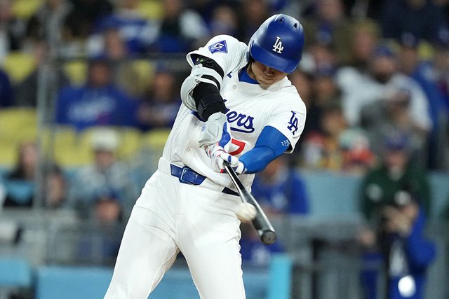 Hero2Guitar1204's tweet photo. #ドジャース  の #大谷翔平選手が「#2番・指名打者」で出場し、三回の打席で #8戦38打席 ぶりの #5号 先制 #2ラン を放った。飛距離 #129m。右翼席中段に達した“#確信歩き”でメジャー通算本塁打を #176本 とし、#松井秀喜 を抜いて日本人 #大リーガー #単独1位! #ゴジラ を超え #メカゴジラ になった‼️ https://t.co/1GNMglwSNr
