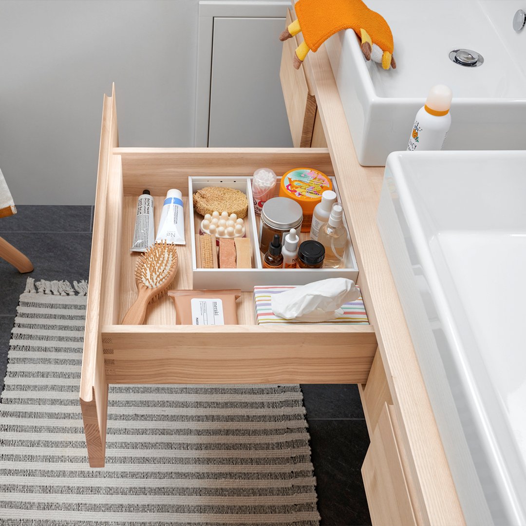 Experience the pinnacle of bathroom organization with Bienal's integration of Blum's TANDEM full extension as high fronted pull-out, complemented by AMBIA-LINE. 

#bathroomremodel #architecture #blum #bienalclosets #bienalcabinets #bienal