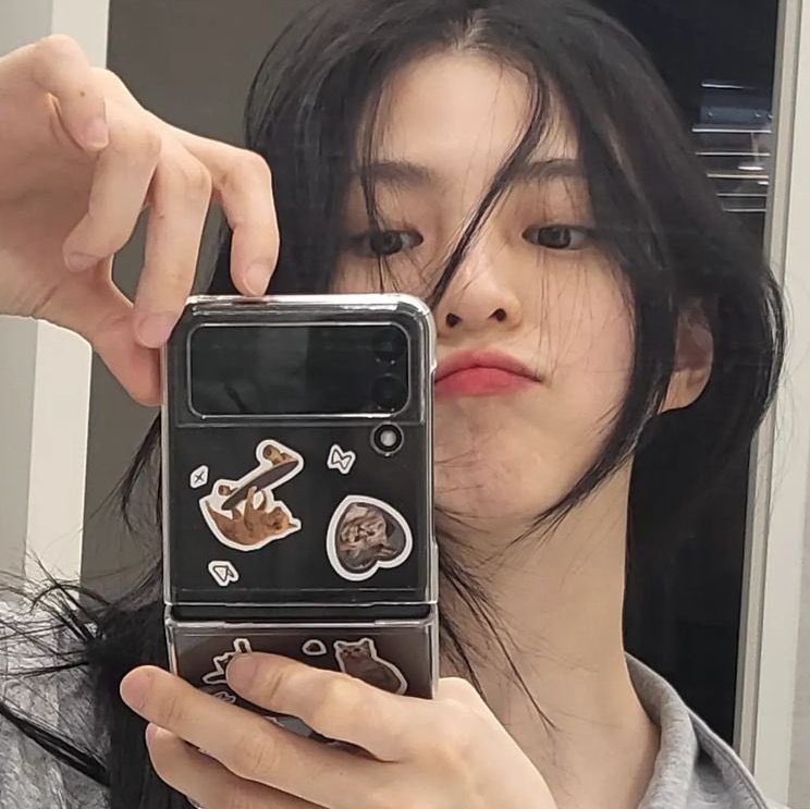Han Sohee with her phone case covered in cat stickers 🐈 🐈‍⬛️