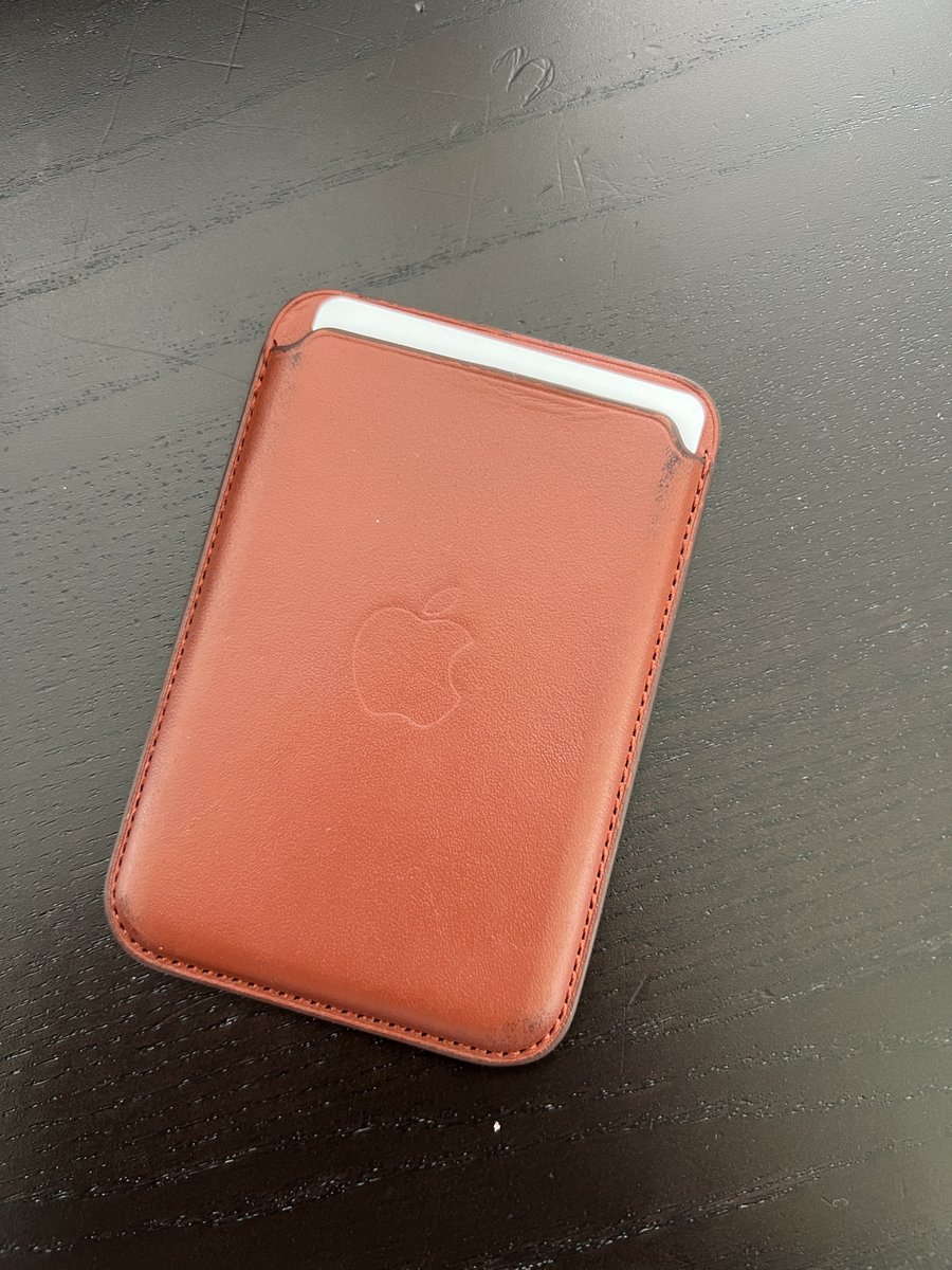 deborag_90's tweet photo. @iMatteo_Pau @Nickyrie @DomenicoFiore92 Ora ho con me solo il wallet e ti posto una foto al volo. Con quanto lo uso, non mi sembra si avvicini neanche alle condizioni del tuo! https://t.co/KO4rwh79f5
