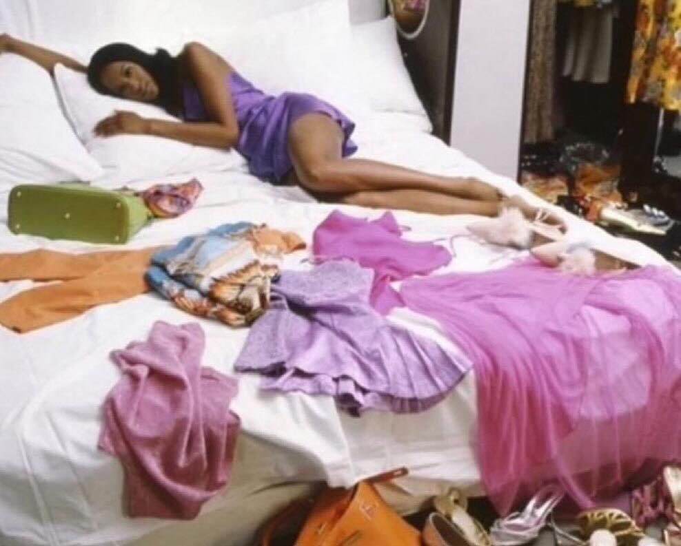 yo llegando a casa al desastre q hice cuando me estaba arreglando: