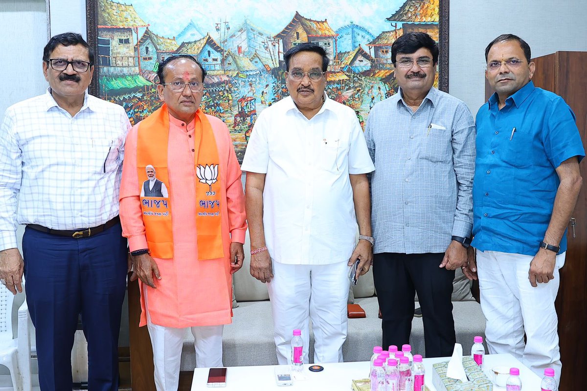 CRPaatil's tweet photo. માનનીય પ્રધાનમંત્રી શ્રી નરેન્દ્રભાઇ મોદી સાહેબને સુરતે પહેલું કમળ અર્પણ કર્યું !! 

સુરત લોકસભા બેઠકના ઉમેદવાર શ્રી મુકેશભાઇ દલાલને બિનહરીફ ચૂંટાવવા બદલ ખૂબ ખૂબ અભિનંદન અને શુભેચ્છાઓ પાઠવ્યા !! 

#PhirEKBarModiSarkar
#AbkiBaar400Paar https://t.co/w87WSrla5s
