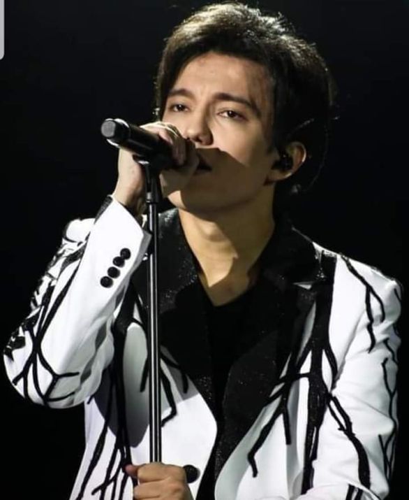 @Fanclub_phoenix MUSIC OF LIFE 
💎
#StrangerWorldTour  
#DimashConcertBudapest
🎋
Dimash, müziğin ruh halini ve tonlarını iletme becerisine sahiptir.