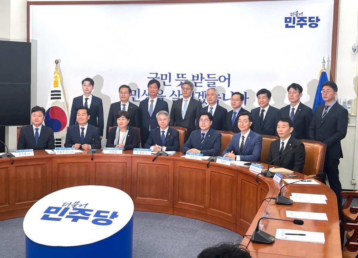 ‘수원지검 술판회유’ 사건조작 의혹의 진상을 밝히기 위한 더불어민주당 ‘정치검찰 사건조작 특별대책단’이 출범했습니다.

검찰이 수사권을 남용해 정치에 개입하고, 인권을 침해하며, 민주주의 질서를 훼손하는 일이 더 이상 일어나선 안 됩니다.