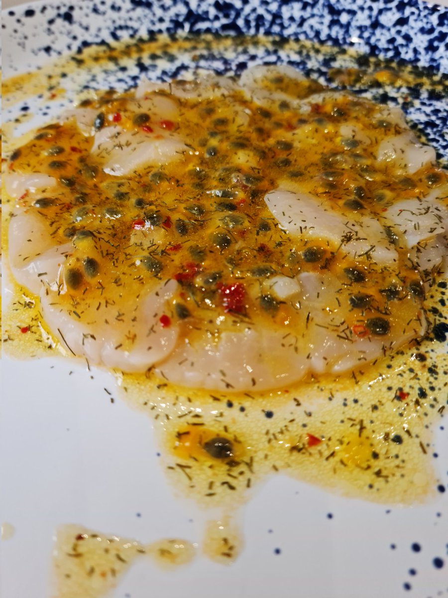 LeChefNina's tweet photo. Carpaccio de Saint Jacques mariné aux deux fruits de la passion . 
Pour le plat de résistance, j'ai fait des Saint Jacques poivre et sel, gambas aux oignons de roscoff. https://t.co/dFxaOZ1dzT