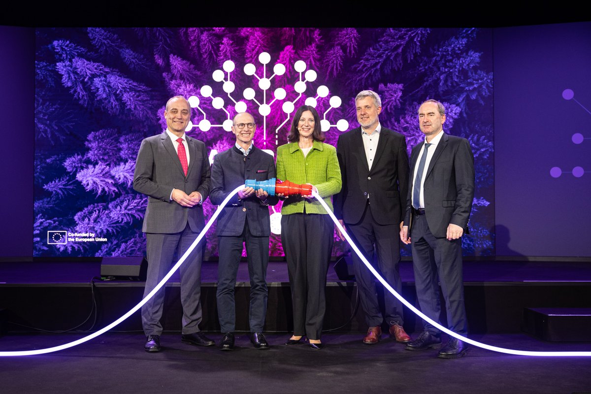 The #PCI #Gabreta #SmartGrids celebrated its opening event last week! 🎉

The project, co-funded by #CEFEnergy with €100 million, will contribute to the digitalisation of the energy distribution networks in Germany🇩🇪 & Czechia🇨🇿.

Read more 👉 europa.eu/!9Jv3yr

#REPowerEU