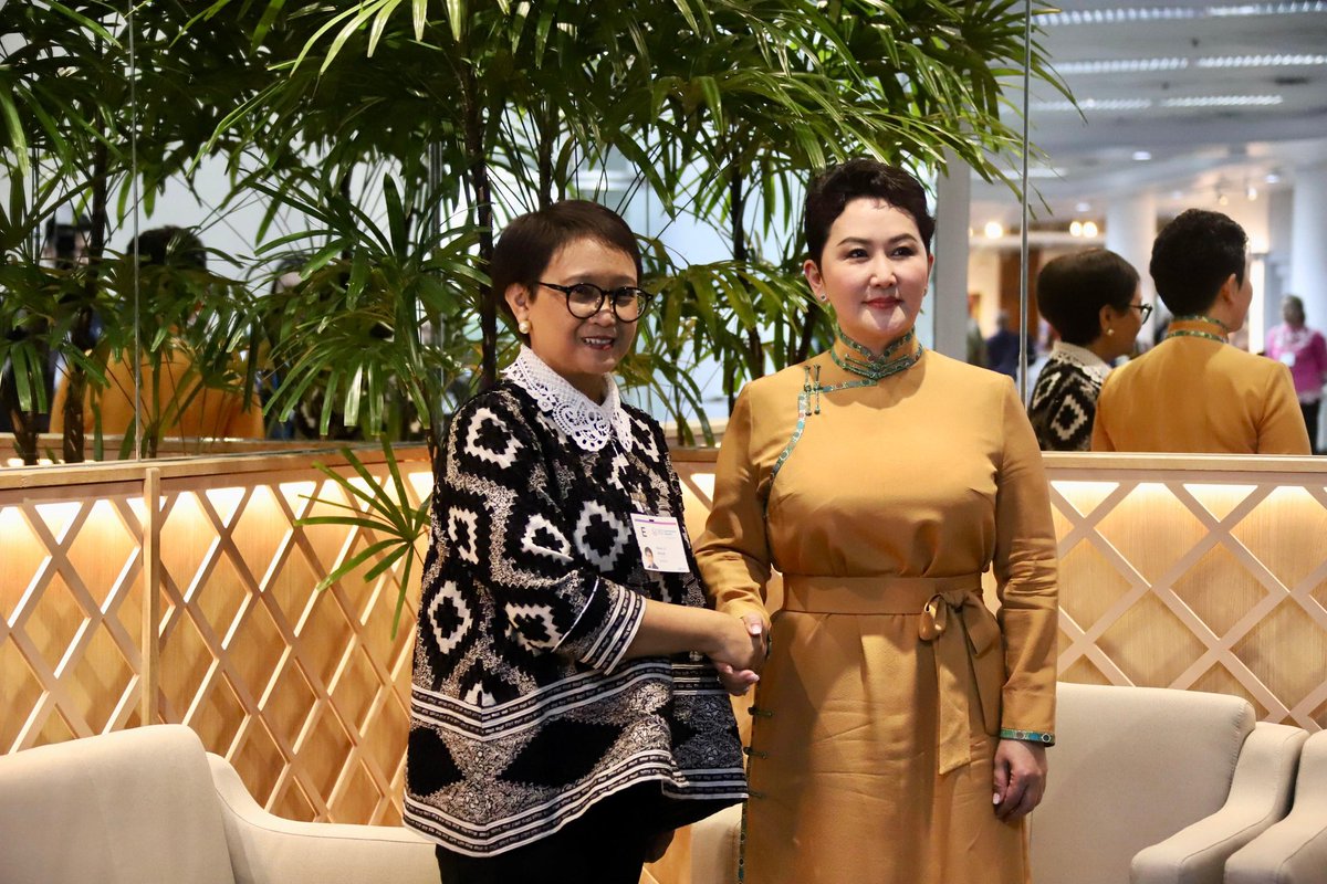 Delighted to meet FM @BattsetsegBatm2 of Mongolia (Bangkok, 22/4). Discussed plan to reopen Mongolian Embassy in Jakarta, & appreciate the invitation to the World’s Women Forum in Ulaanbataar, August 2024.
