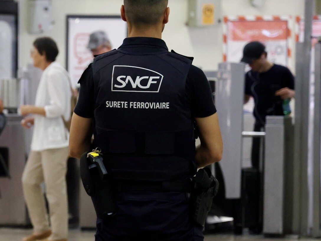 Paris : en gare de Bercy, une femme sans titre de transport provoque une alerte une bombe ➡️ l.leparisien.fr/SCHW