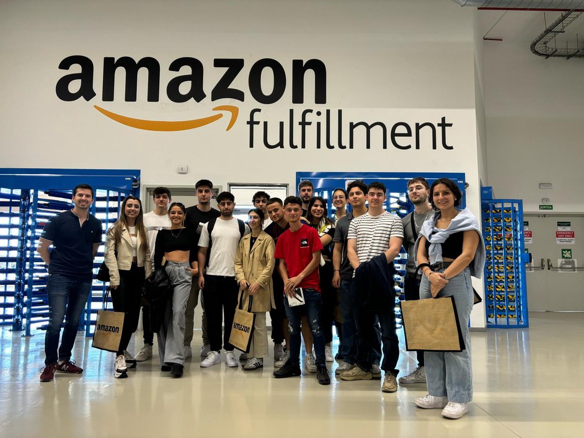 📌Els alumnes del Grau d'Enginyeria en Organització Industrial i Logística del @campusigualada van visitar les instal·lacions d' @amazon al Prat de Llobregat, a través del programa Amazon Tours📦