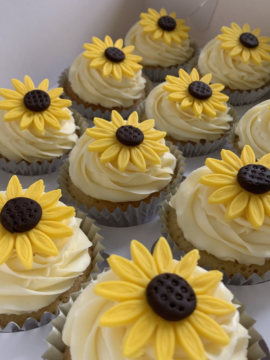 The flower that follows the sun does so even on cloudy days… Tell: 07824 705364 or DM #firsttmaster #sunflower #cupcakes #shopindie #London #EarlyBiz