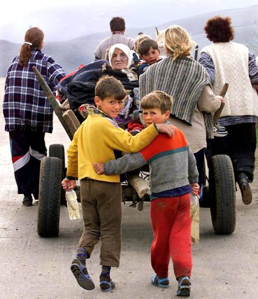 22 April 1999.Two ethnic Albanian refugee children turn back to look at the photographer as they cross with their family into Albania on the border checkpoint of Morina,near Albanias town of Kukes. 𝘗𝘩𝘰𝘵𝘰 & 𝘊𝘢𝘱𝘵𝘪𝘰𝘯 𝘣𝘺 𝘈𝘕𝘑𝘈 𝘕𝘐𝘌𝘋𝘙𝘐𝘕𝘎𝘏𝘈𝘜𝘚/𝘈𝘍𝘗