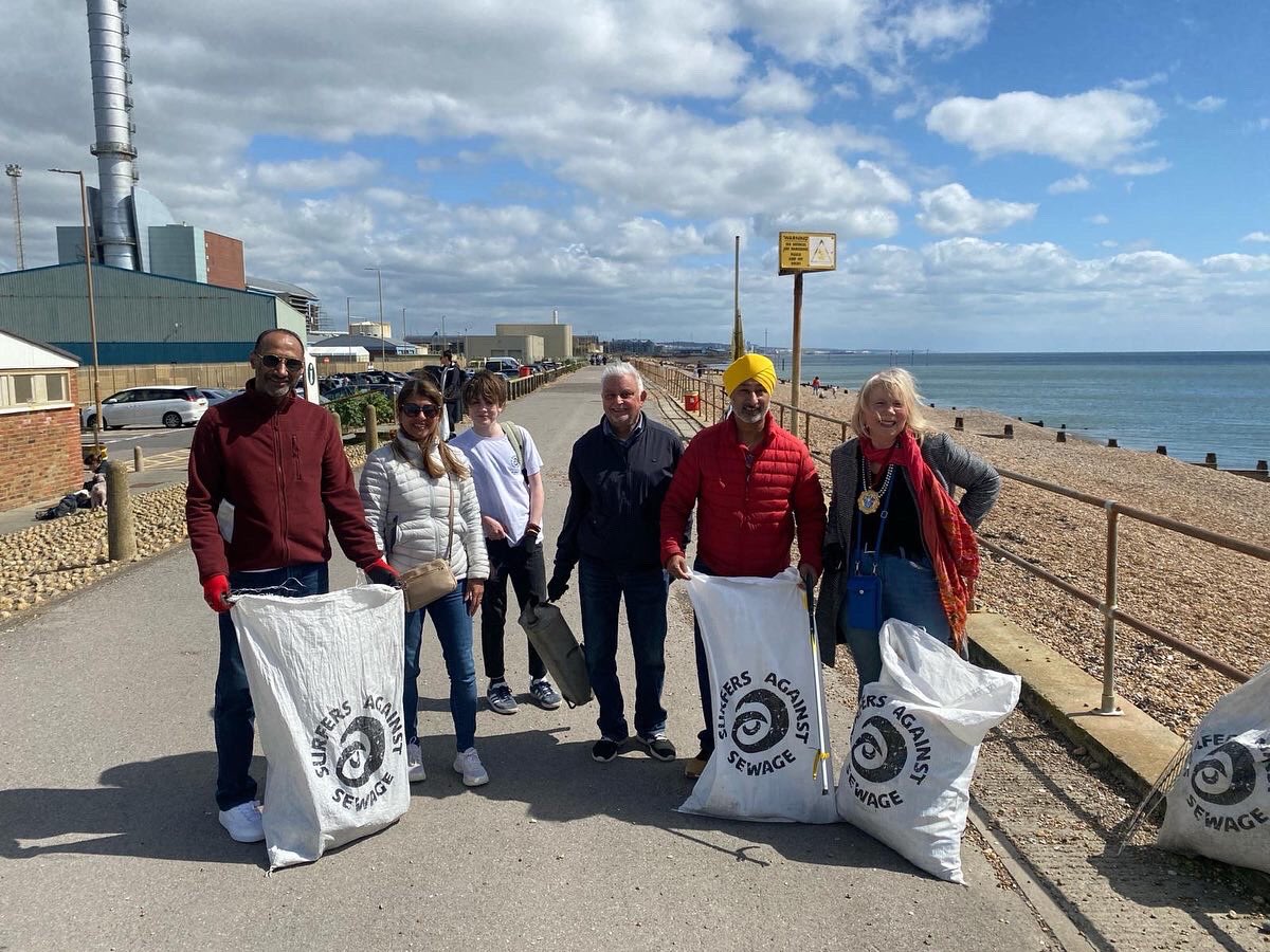 Incredible turnout yesterday for another @sascampaigns #beachclean. Was joined by 25 #oceanactivists who helped pick up 48.8kg of litter. Proud to have organized this. The sun made an appearance too!! Well done all. 👏 @sasinbrighton1