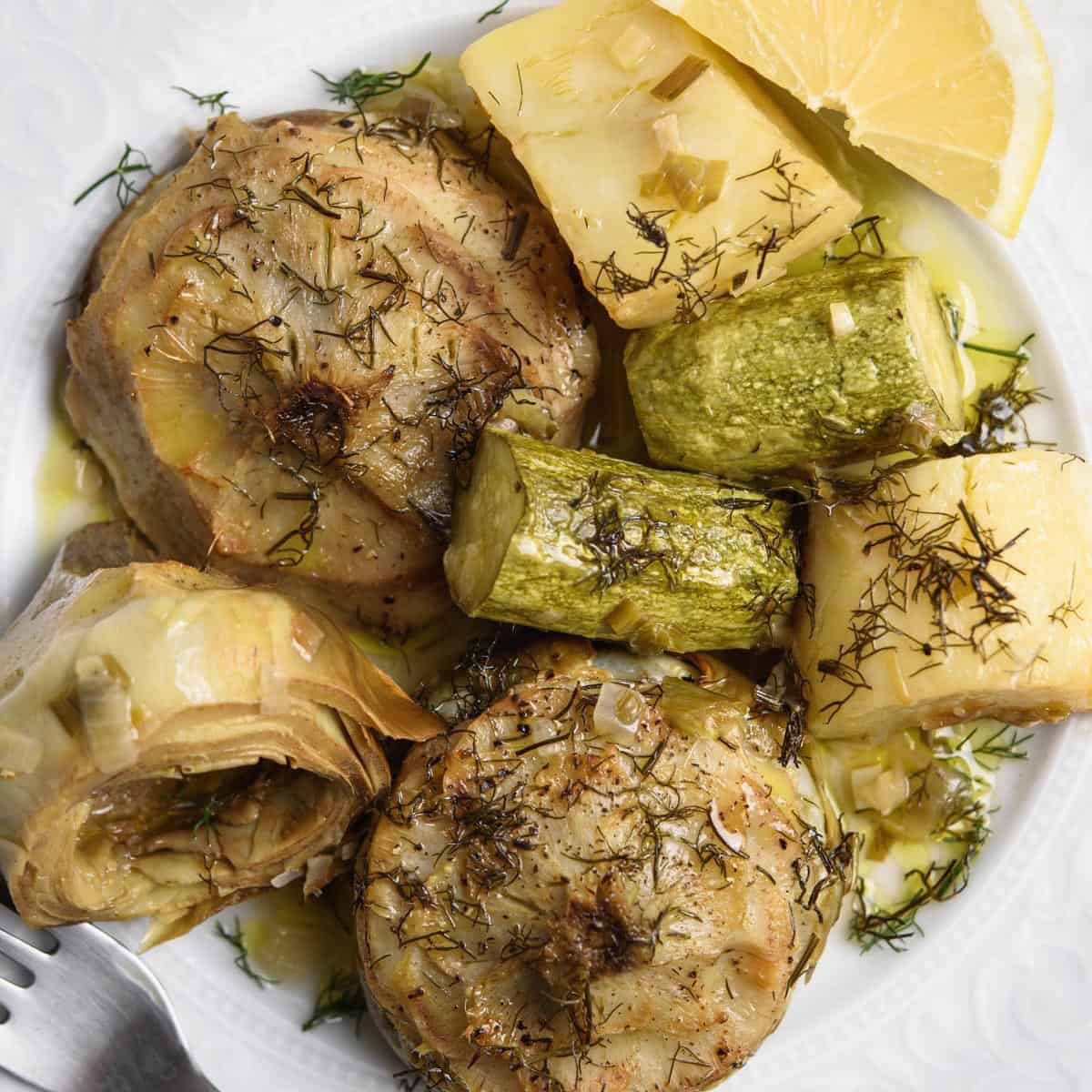 Alcachofas y patatas asadas. De realgreekrecipes.com/baked-artichok… #Cocina_griega Καλή όρεξη! #ieda