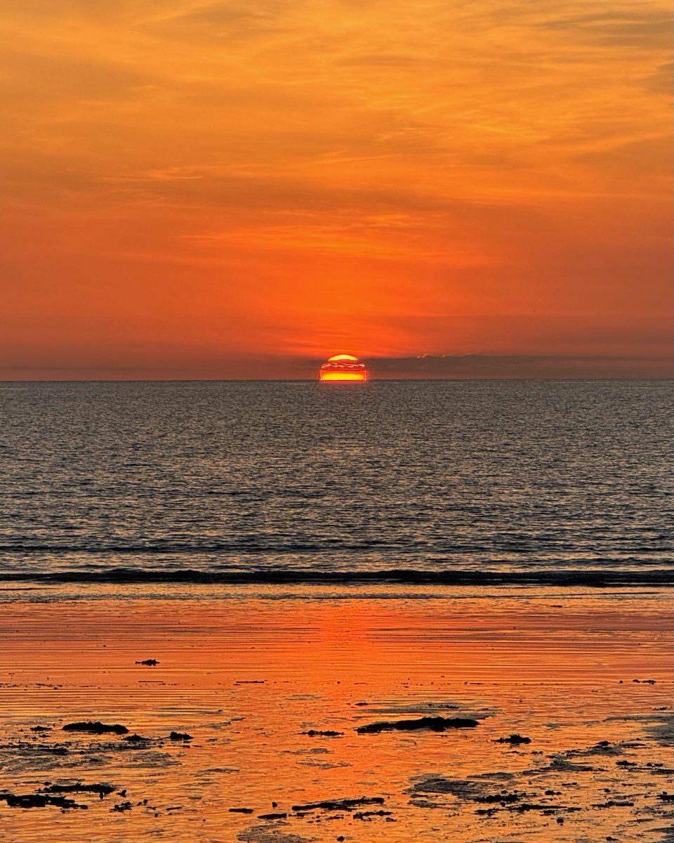 Saturday night Pembrokeshire-style 🧡

#newportsands #traethmawr #newportpembs #newportpembrokeshire @visitpembs
@WalesCoastPath @ItsYourWales
@W4LES @StormHour @thephotohour