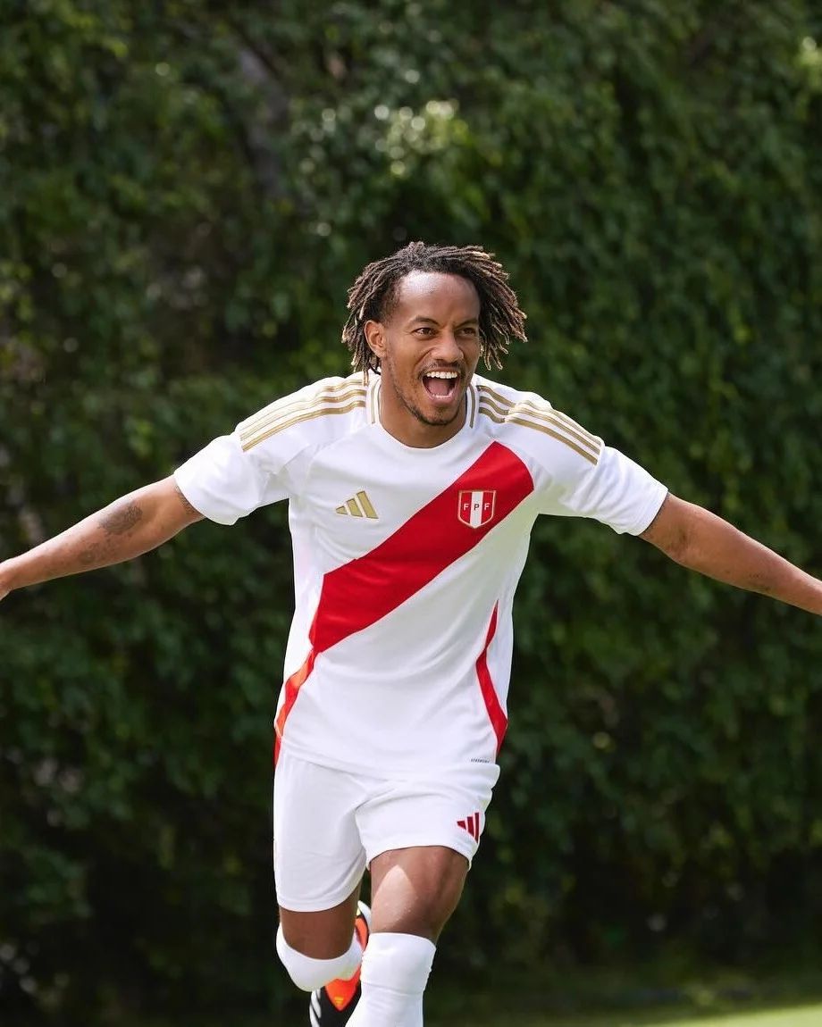 🇵🇪 La nueva camiseta blanca de la #SelecciónPeruana para la #CopaAmérica2024 es un símbolo de gloria y esperanza de todo un pais 🇵🇪🇵🇪
.
¡Adquiere tu #CamisetaLocal de #Peru con envio gratis a toda #España
.
#SrTwisted #ArribaPerú #LaBlanquirroja #CamisetaOficial #OrgulloPeruano