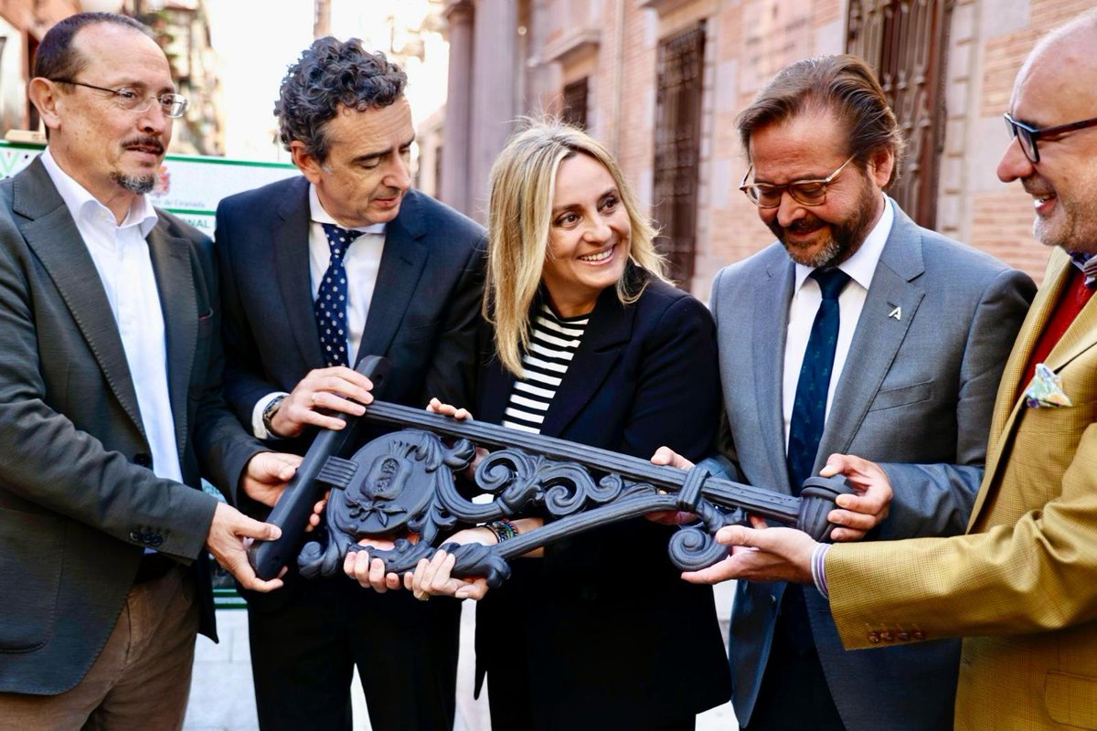 marifrangr's tweet photo. Ponemos en funcionamiento la iluminación artística y sostenible, impulsada por el @aytogr y @CulturaAND dentro del #PlanAlhambra, en casi 600 farolas de 73 calles del conjunto histórico de monumental #Granada con una inversión de 665.000 euros https://t.co/iVEKXuy9y0