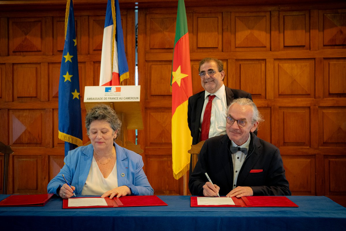 EF_LINITIATIVE's tweet photo. 🇨🇲 Nous sommes heureux d’annoncer la signature du projet #INTEGRES-TB à l’ambassade de @FRauCameroun.
🫁 Ce projet novateur vise à améliorer le dépistage et le diagnostic de la #tuberculose chez les enfants de moins de 5 ans au #Cameroun.
+ d’infos ⤵️