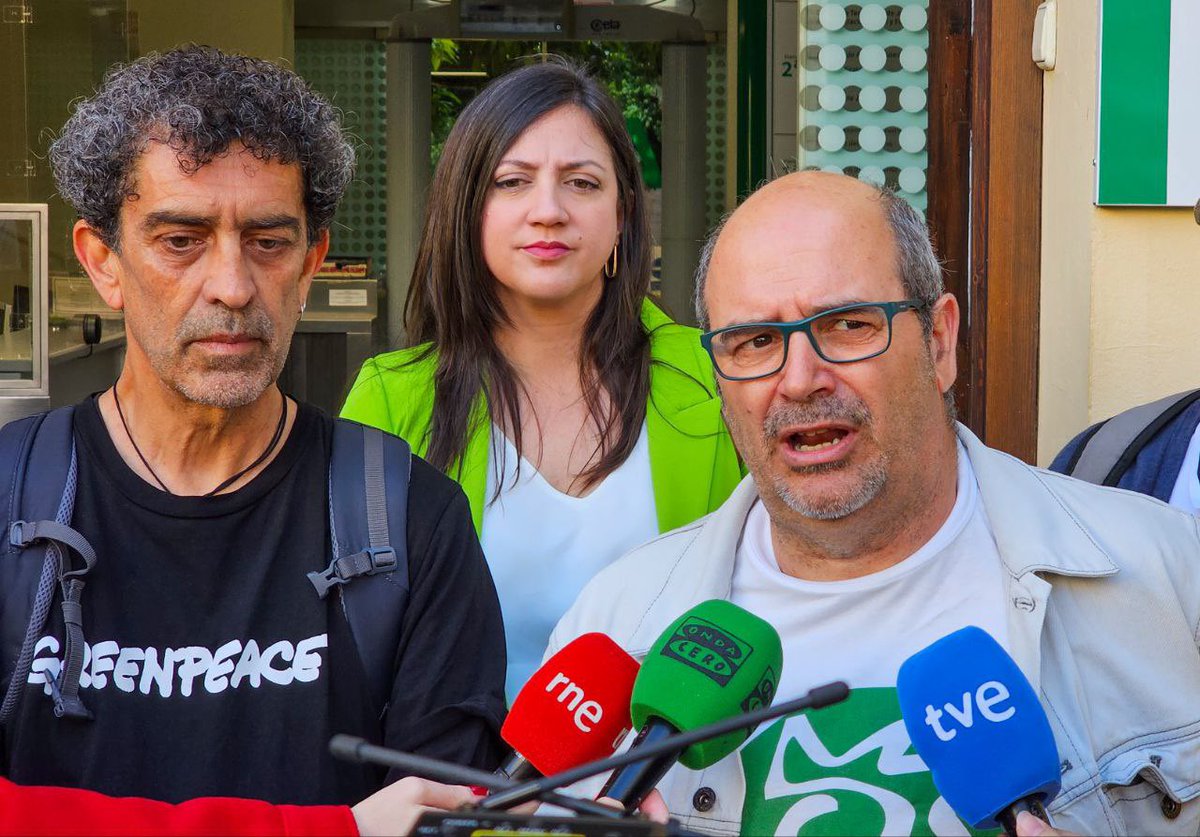 Esta mañana @VerdesEquo_And hemos estado apoyando a @greenpeace_esp y @ecologistas en la entrega del manifiesto en la Delegación de la @AndaluciaJunta en Sevilla contra la reapertura de la Mina de Aznalcóllar y los vertidos de metales pesados al Guadalquivir.
#DiadeLaTierra