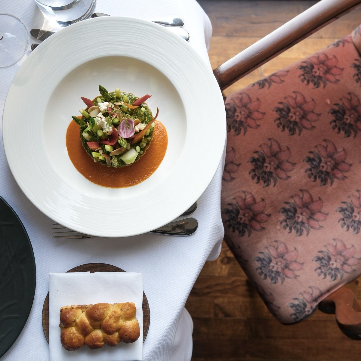 Indian_Accent's tweet photo. understated elegance and culinary excellence…the perfect match. glimpses of our collaboration with sabyasachi for nilaya by @asianpaints
#inventiveindian #indianaccent #delhi https://t.co/uT40I49zwT