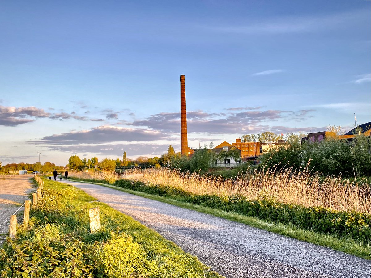 De zon gaat onder 
de maan kijkt toe 
alsof er niets is gebeurd