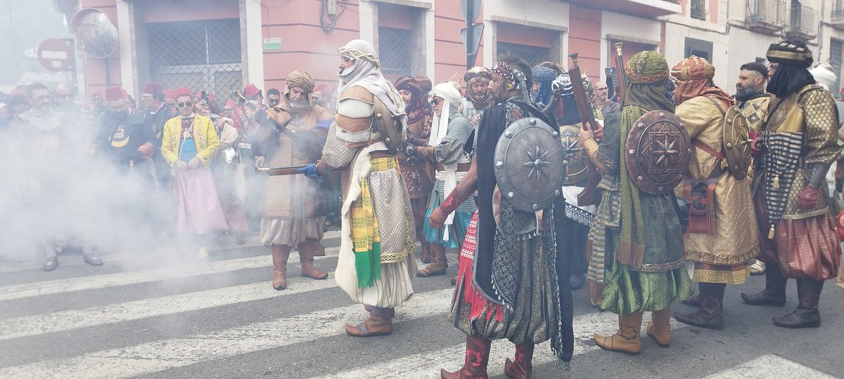 LaChistorrada's tweet photo. #Festes #Alcoi #Alardo #Encaro https://t.co/an8Vc4bHM2
