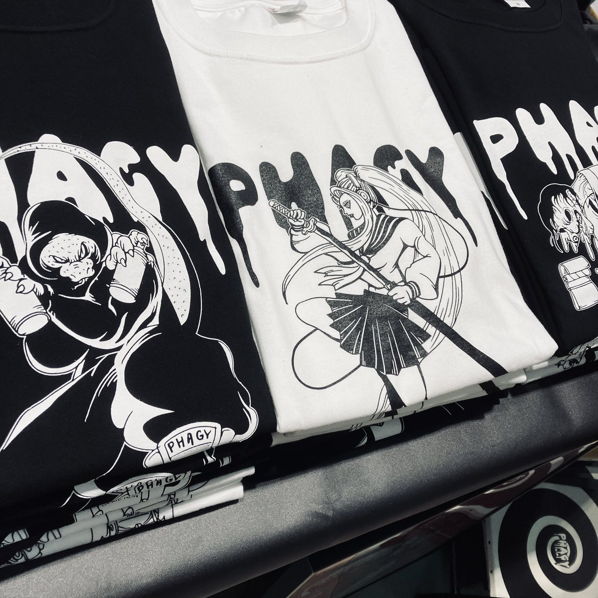 RP【PHAGY NEW GOODS】🔥
2024.04.23tue 21:00〜

阪神百貨店POP UP「KID & HOOD」
とNコレ大阪にて販売していた
PHAGYの新しいTシャツとフィギュアを
オンラインストアにアップします！🏋️

なんとトカゲのブラックのTシャツは
完売と大人気でした🦎
数が少なくなっておりますが是非