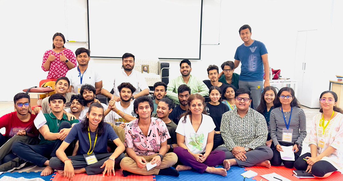 Only By Your Grace #Gurudev @SriSri Ji ❤️ 
Bennett University, The Times of India Group's first Yes!+ Workshop Concluded with @Theashwaniarora Ji 🌸 
@Thesiddharthkar Ji 🌸 

Youngsters Blessed With SKY! 

#HappyFaces #SKY #Smile #Peace #Bliss