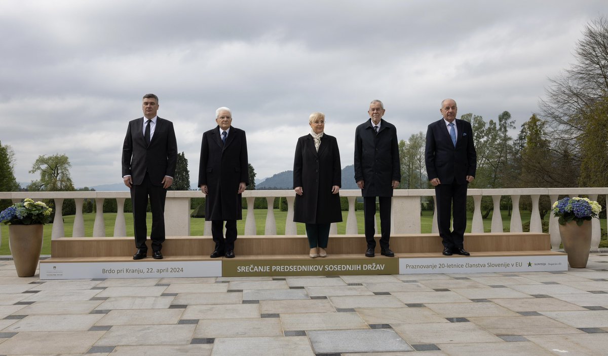 We have come together to celebrate the 20th anniversary of the biggest EU enlargement ever, to reaffirm our commitment to Europe and the European idea and to call on all those who believe in the European dream to stand up and make Europe stronger. (vdb)