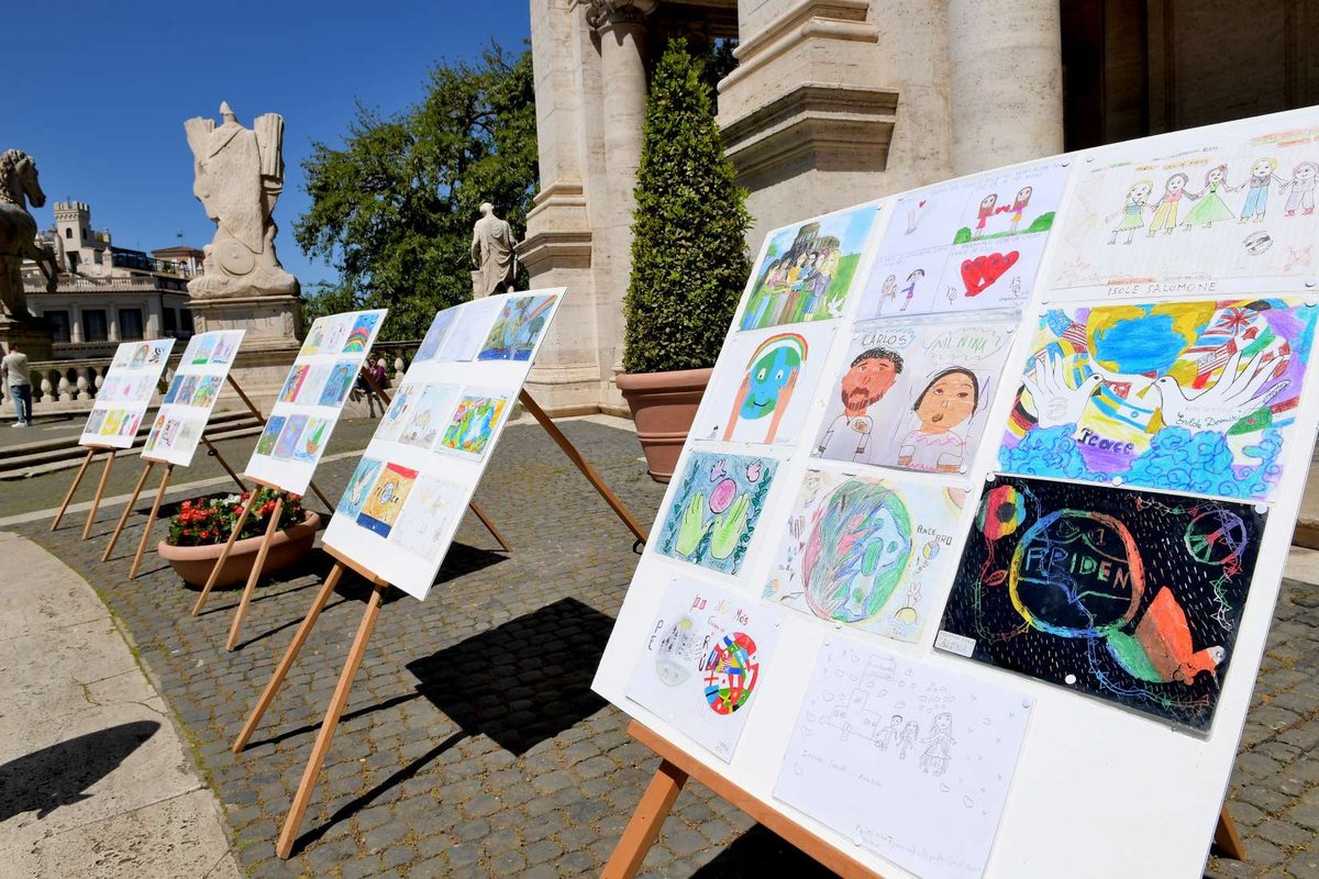 Roma's tweet photo. 👧👦#Romeforpeace In occasione del #NatalediRoma è stata presentata in Piazza del Campidoglio un’esposizione di disegni realizzati da bambine e bambini di tutto il mondo per dire no alla guerra.
info 👉 https://t.co/I0vpiEVK6P
 #ColorsforPeace https://t.co/eIB6EqNDBC