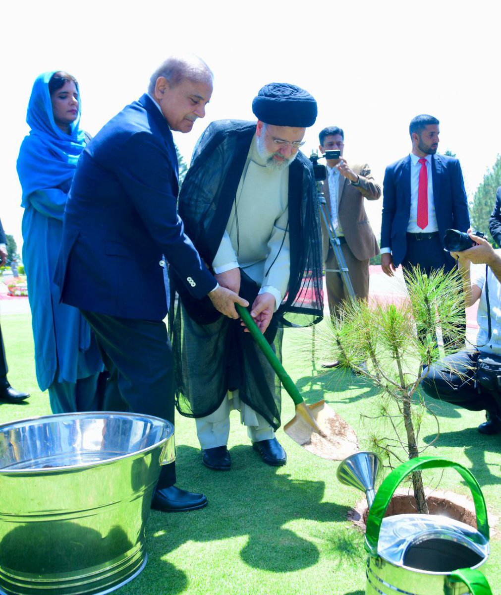 İran Cumhurbaşkanı ve Pakistan Başbakanı tarafından Pakistan Başbakanlık Sarayı'na İran ve Pakistan arasındaki dostluğun sembolu olarak fidan dikildi.