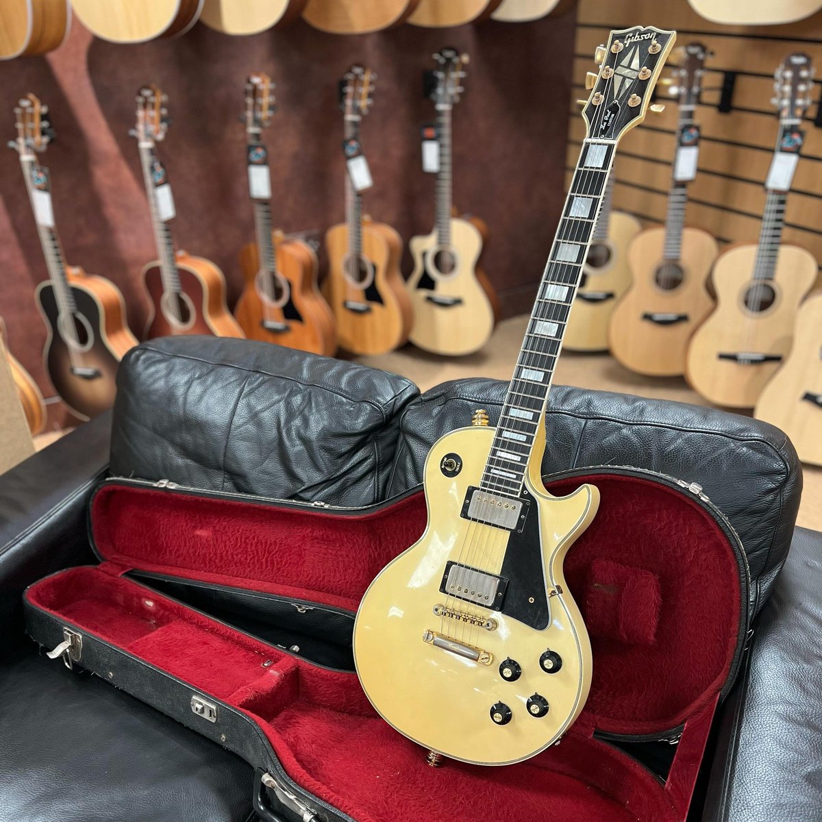 🤔 Steve Jones or Randy Rhoads - Who ROCKED it BETTER? 🎸🤘 Check out this stunning 1975 Les Paul Custom that found itself in our Newcastle store a few weeks back. Quite the stunner! 😍