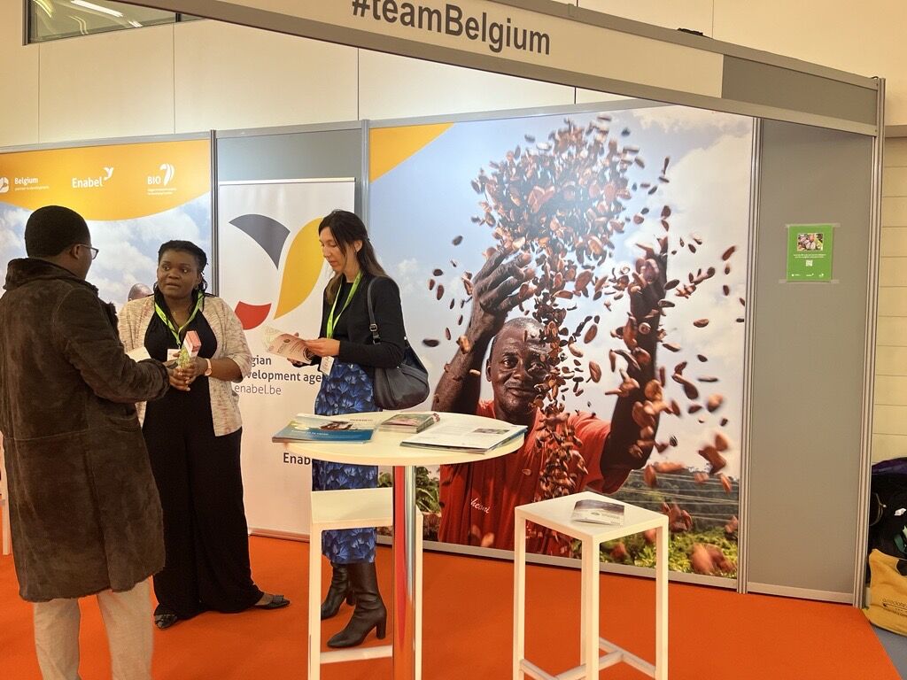 Very pleased that Her Majesty Queen Mathilde visited our #TeamBelgium stand this morning at the @WorldCocoaConf, where stakeholders in the cocoa value chain are meeting to find solutions to 2⃣ key issues: more sustainable cocoa and a decent income for cocoa farmers. 🍫