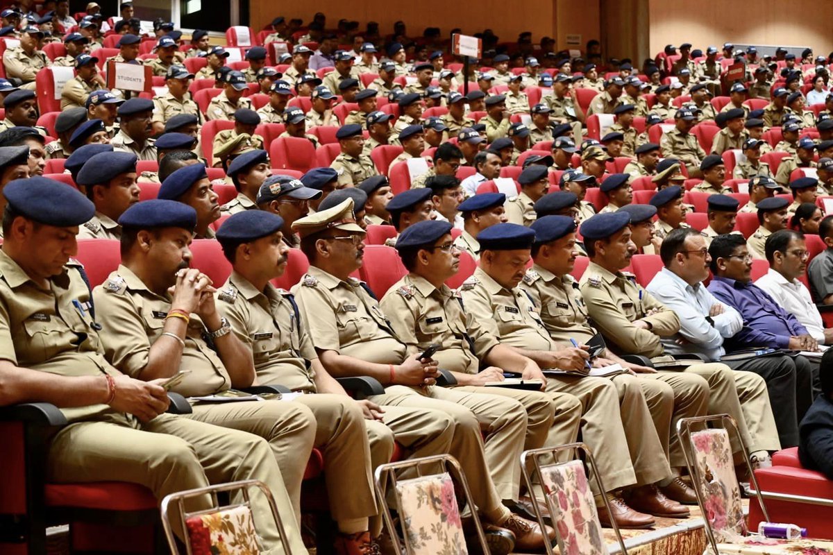 महामहिम राष्ट्रपति जी के प्रस्तावित जनपद देहरादून भ्रमण कार्यक्रम के दृष्टिगत आज श्री ए0पी0 अंशुमान, ADG Law & Order Sir द्वारा ड्यूटीरत अधिकारी/कर्मचारीगणों की ब्रीफिंग ली गई। सभी को सजग व सतर्क रहकर अपना कर्तव्य निर्वहन करने हेतु निर्देशित किया गया। #UttarakhandPolice