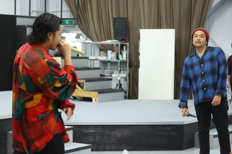 mediact_info's tweet photo. 【オフィシャルレポート】
舞台『パリピ孔明』
#盛山晋太郎(#見取り図)&脚本・演出 #石田明(#NONSTYLE)#KingBoy(#アケガラス)ラップ場面公開稽古 レポート
https://t.co/GPM9m0CMfk
#パリピ孔明 #パリステ #舞台パリピ https://t.co/zUblVuLVuH