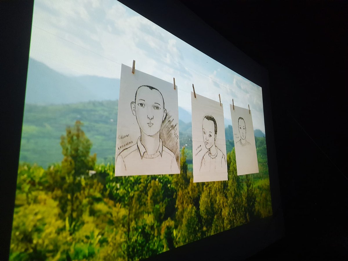 Projection 6 – Au village de Mushirarungu, là où Fidéline, Olivier et Fiacre ont été exterminé. Avec la présence de tous ceux qui ont témoigné. Communion, gravité, hommage. @Kwibuka30 @BelgiumRwanda @IF_Rwanda @KwibukaRwanda @mariamalagardis @AwexWbiKigali